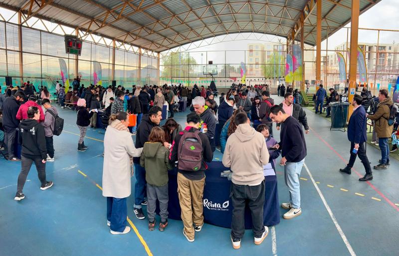 Masiva "cambiatón" hace reúne a las familias en fiebre de láminas del Mundial
