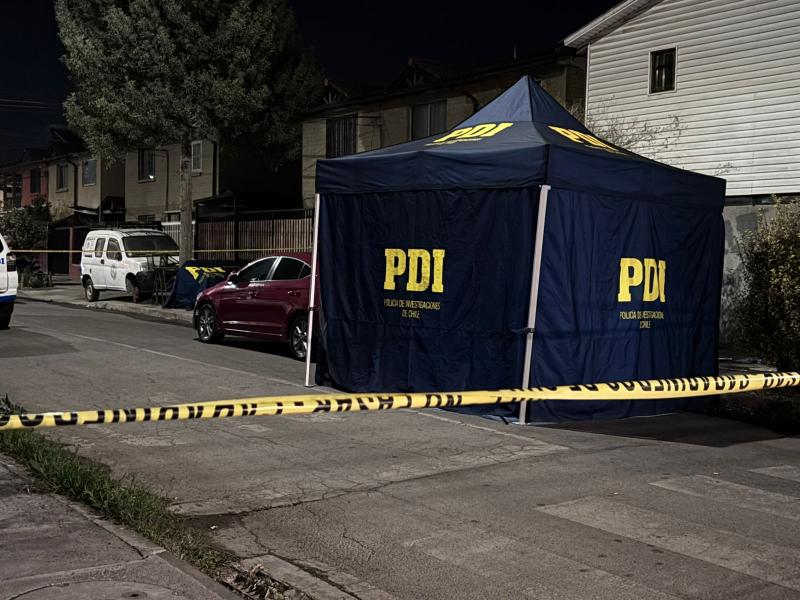 Mujer murió apuñalada en la calle en Maipú: Madre de supuesto responsable lo entregó a Carabineros