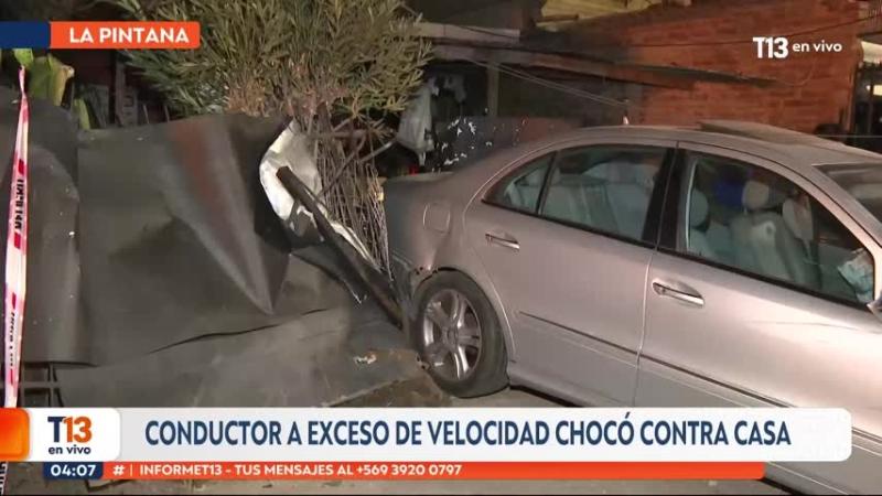 Joven intentó huir de encerrona y terminó chocando contra poste y casa en La Pintana