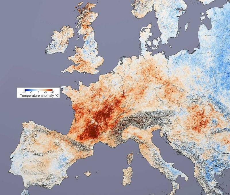 Diferencia en las temperaturas diurnas de la superficie terrestre registradas en julio del 2001 y en el mismo mes de 2003 por el satélite Terra de la NASA. Cortesía de Reto Stockli y Robert Simmon, basada en datos facilitados por el equipo de Ciencias Terrestres del MODIS