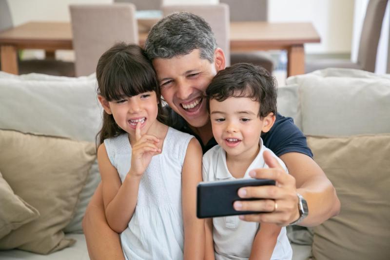 freepik - Suecia pide a los padres que dejen sus teléfonos para dar ejemplo a sus hijos