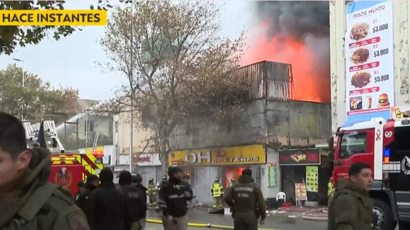 Reportan gigantesco incendio en locales comerciales de Santiago - T13