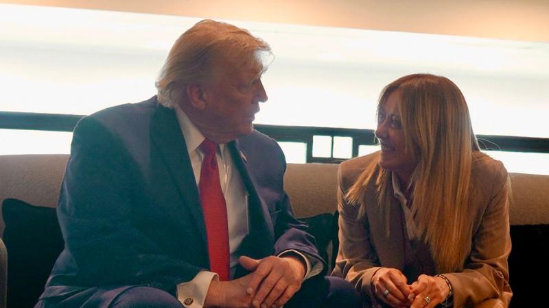 Meloni niega "haber suplicado" una foto a Trump - AFP