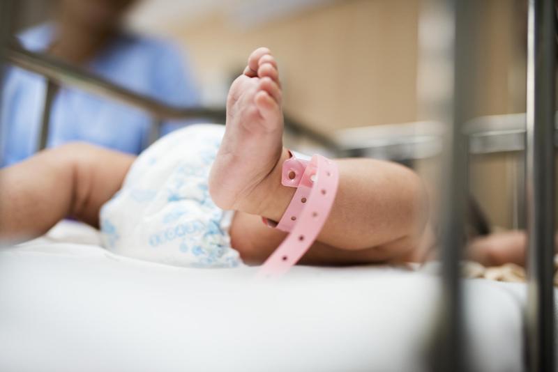 Padres perdieron a su hija por maniobra de parto prohibida - referencial freepik