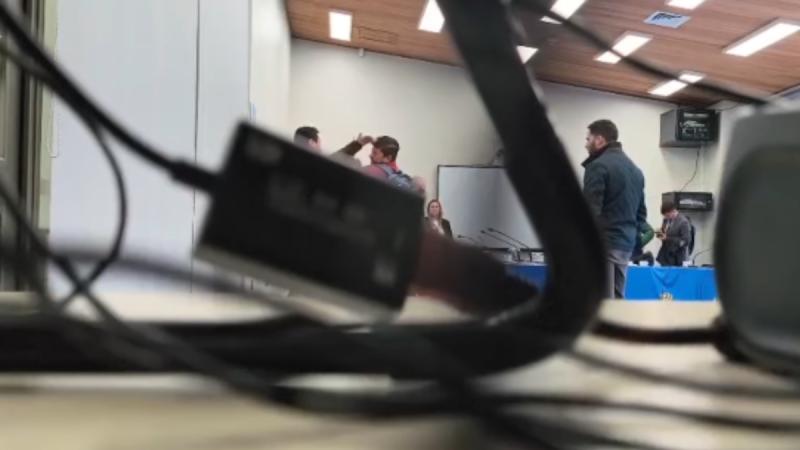 Pelea entre concejales de Cabrero terminó a golpes - Captura Instagram