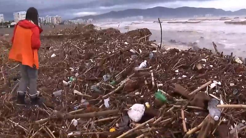 T13 - Playa El Faro de La Serena llena de basura