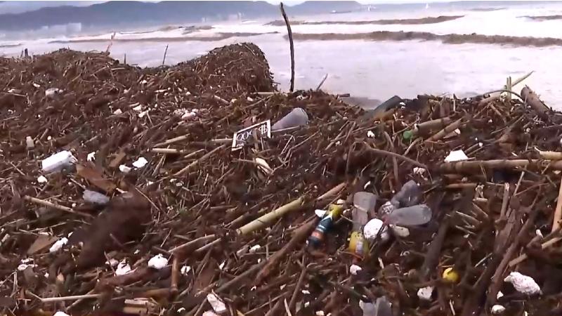 T13 - Playa El Faro de La Serena llena de basura