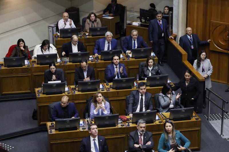 Aton- Senadores de oposición ingresaron dos requerimientos al TC