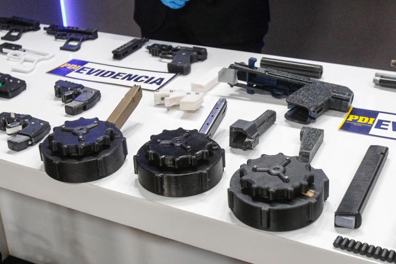 Las armas eran ofrecidas entre $300 mil y $1 millón por los chats de mensajería, según la PDI.