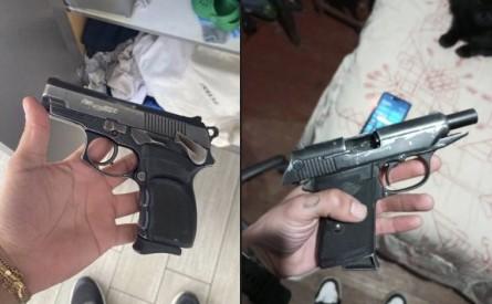 Las armas de ofrecía por grupos encriptados de Telegram. Una vez acordada la venta, se enviaba el "producto" por una empresa de encomienda.