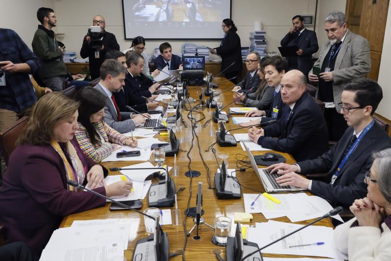 Aton- Carter y Astudillo se enfrentaron en la comisión mixta