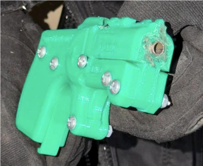 Esta pistola 3D, modelo Hamlet, es la que más vendía el "Gollo" por Telegram. Esta versión en verde fue encontrada en su casa en Nacimiento.
