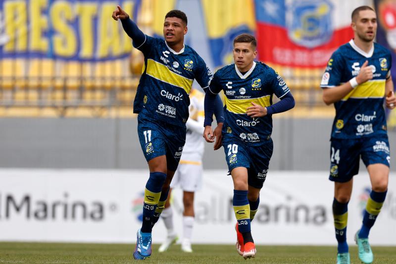 Photosport - Bruno Betancor (izq.) celebrando su único tanto con Everton ante Coquimbo Unido