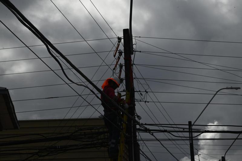Agencia Uno - SERNAC inicia acciones para que empresas compensen a clientes afectados por cortes de luz en medio de sistema frontal