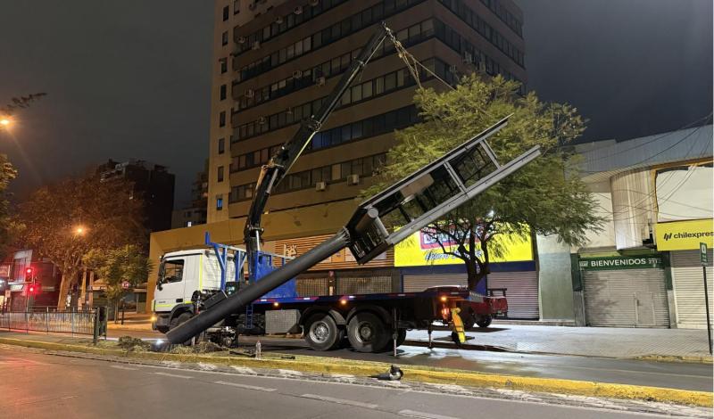 A pesar de que Carlos Frings logró frenar una nueva licitación de publicidad en Ñuñoa, el alcalde Sichel continuó con el retiro de los letreros de Power Graphics.