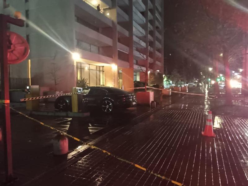 Violenta encerrona en Las Condes: sistema de seguridad del vehículo frustró el asalto