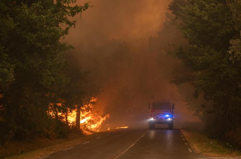 Bomberos se dirigen a apagar un incendio en Francia - AFP
