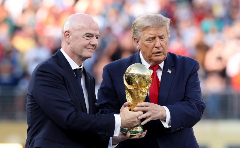 AFP - El presidente de la FIFA, Gianni Infantino y el presidente de los Estados Unidos, Donald Trump, con la Copa del Mundo