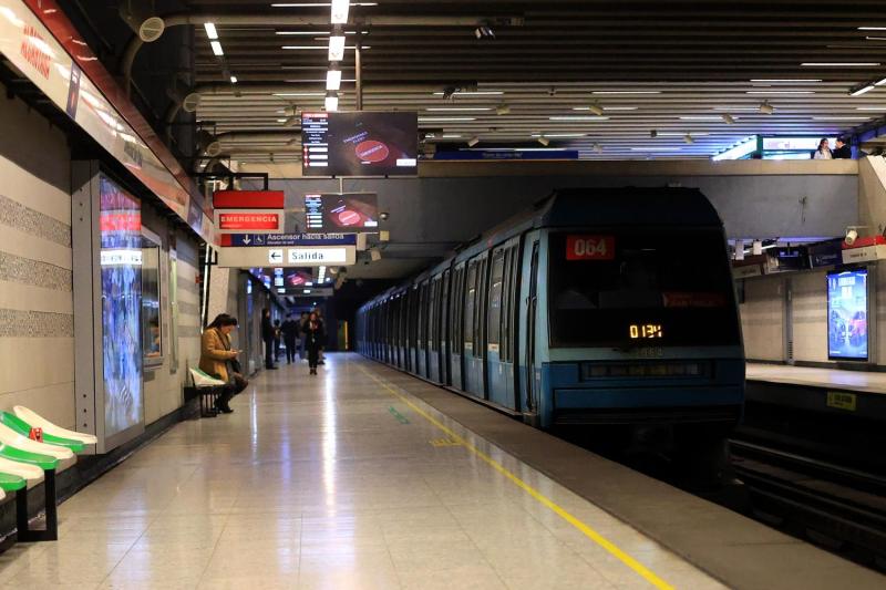 Metro de Santiago cierra dos estaciones de Línea 1 - Aton