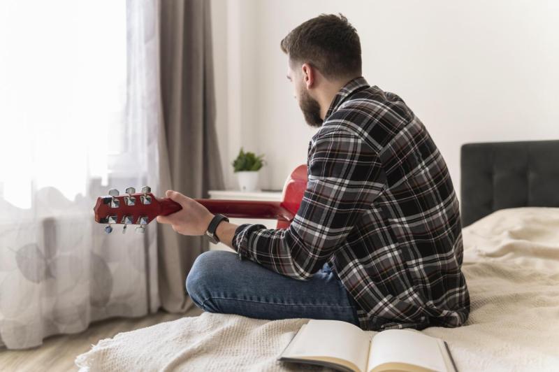 freepik - Detienen a un japonés por causar desde insomnio a depresión a sus vecinos al tocar su guitarra