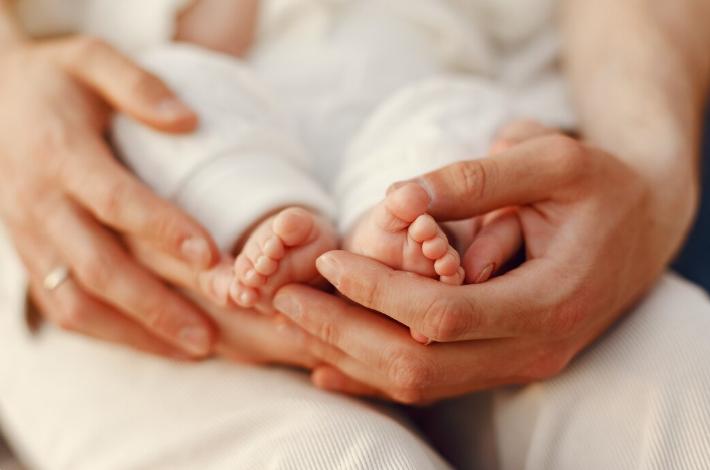 Freepik - Hallan cinco cadáveres de bebés en un domicilio en Francia