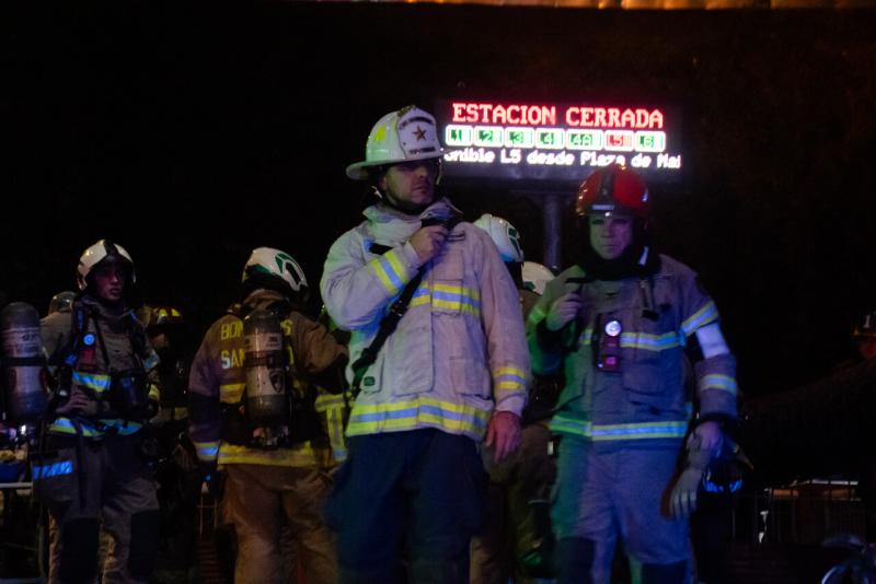 Agencia UNO - Metro informa funcionamiento normal de la Línea 5 tras incendio que afectó estación Santa Isabel