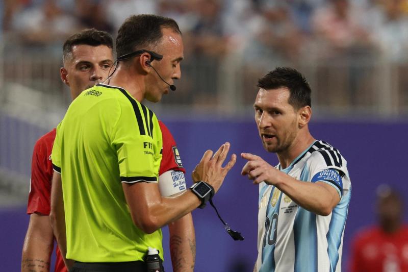 Árbitro del Argentina-Suiza en el Mundial revela qué le dijo Lionel Messi - AFP