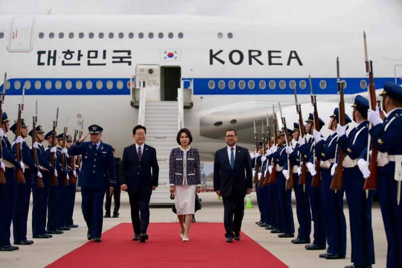 Presidente de Corea fue recibido con honores de la Fuerza Aérea