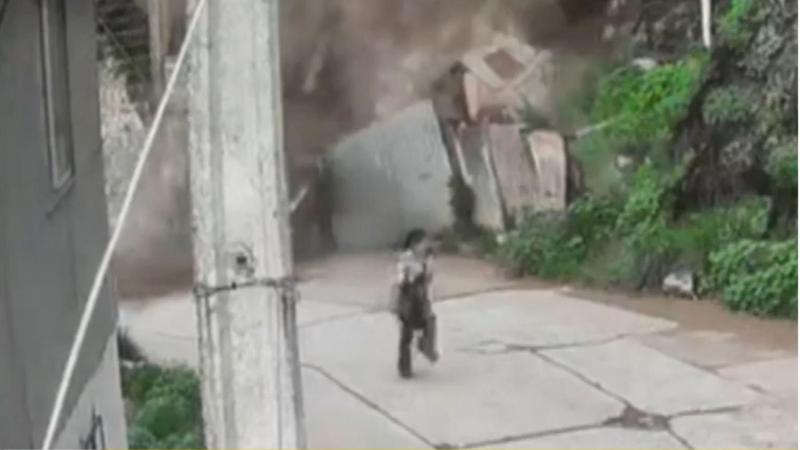 T13 - Mujer salvó milagrosamente de ser alcanzada por derrumbe en Valparaíso mientras iba a buscar a su hijo al colegio