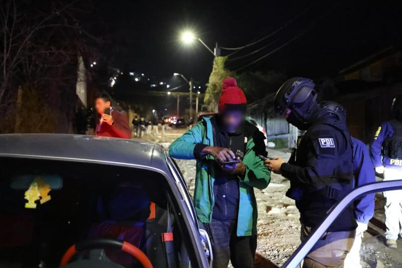 PDI - PDI detiene a prófugo por violación durante fiscalización en campamentos de Lampa