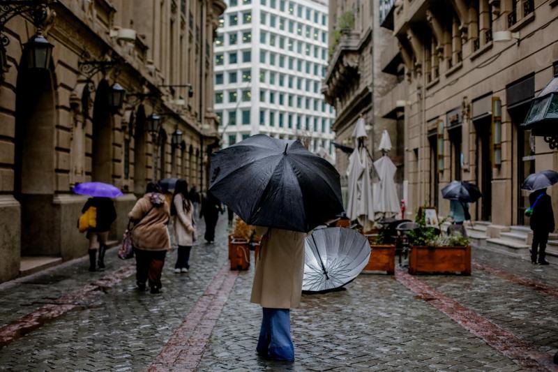 A qué hora comienzan las precipitaciones en Santiago - Agencia Uno