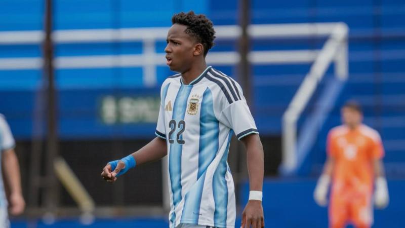 Instagram | Sobrevivió al terremoto de 2010, fue adoptado por argentinos y ahora es una de las promesas del fútbol juvenil