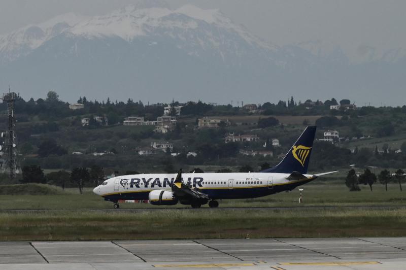 Tras rotura de ventanilla: pasajero fue parcialmente succionado de avión - AFP