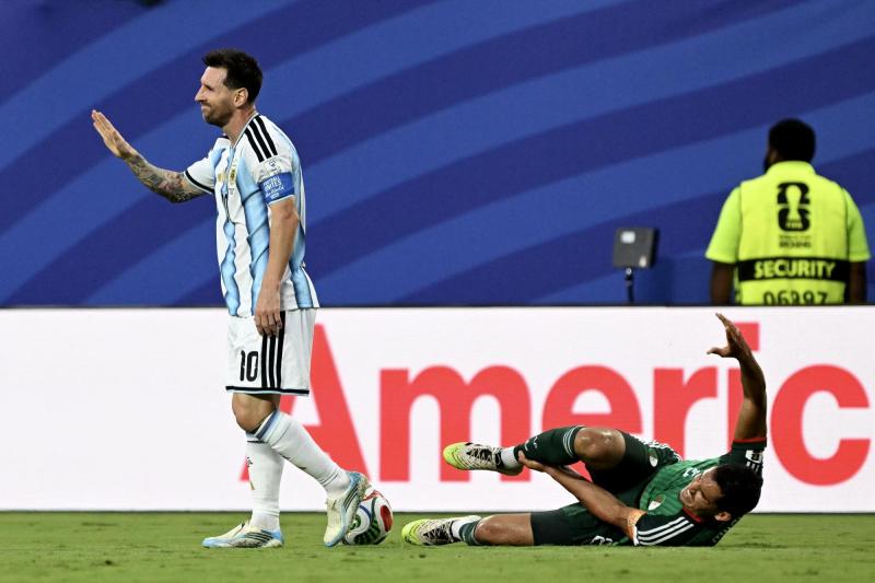 El "planchazo" de Messi a Mandi en el Mundial -AFP