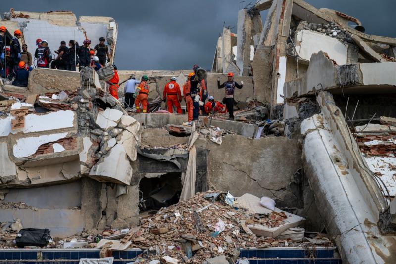 AFP - Bomberos trabajan tras terremotos en Venezuela