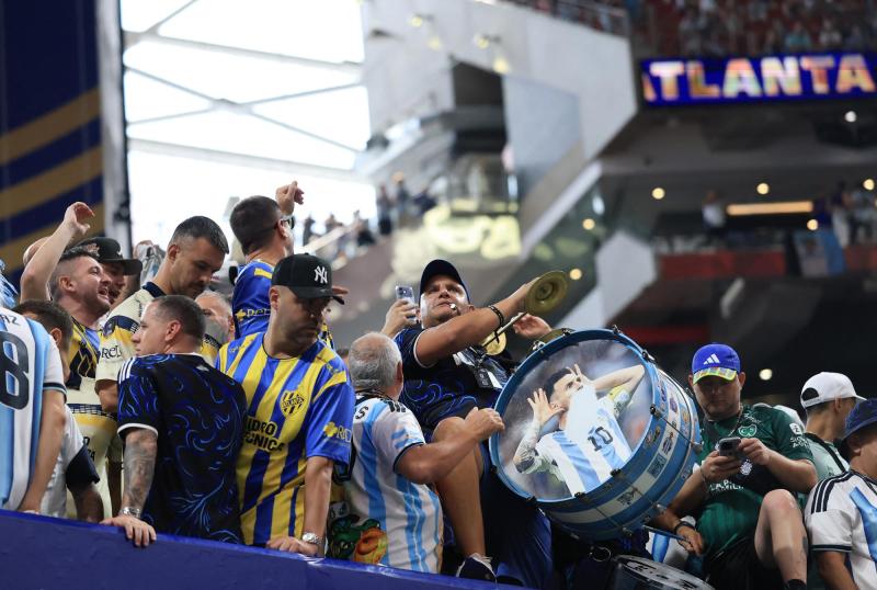 VIDEO | Policía llegó a controlar a hinchas de Argentina y terminó cantando con ellos: video se hizo viral - AFP