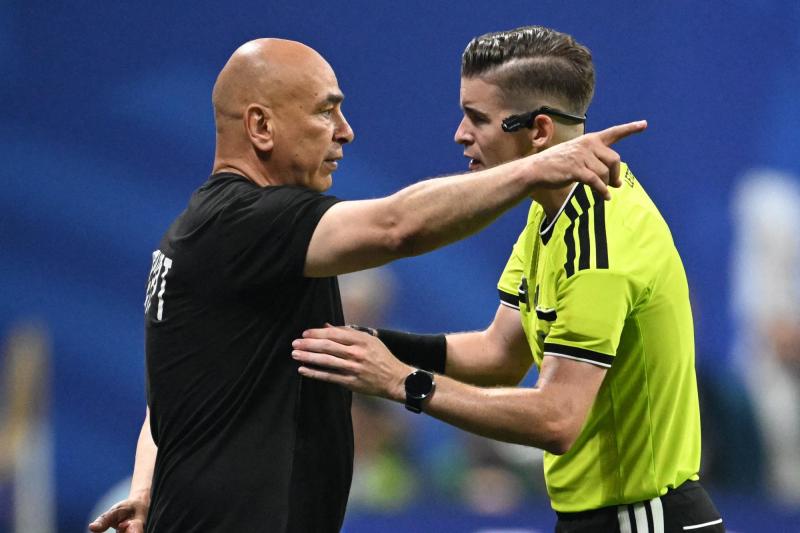 AFP - Egipto presentó una queja formal ante la FIFA por el arbitraje en la derrota frente a Argentina