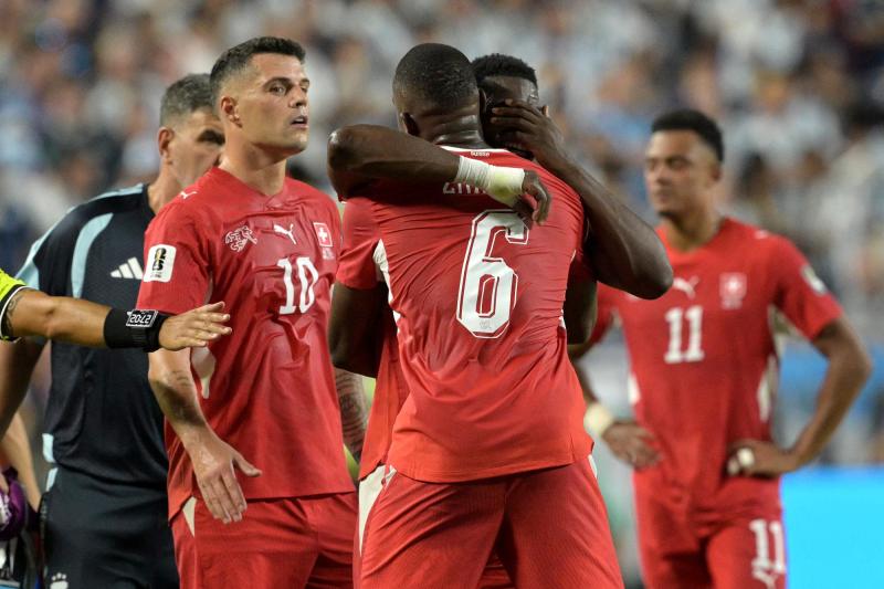 La revisión del VAR que desató la polémica en el duelo Argentina vs Suiza: Embolo se retiró llorando - AFP