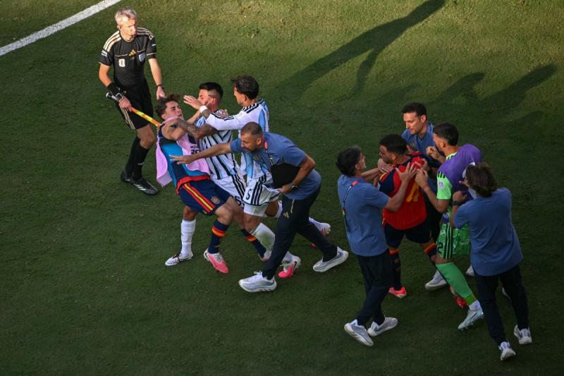 AFP - Enfrentamientos entre jugadores de Argentina y España tras la final del Mundial