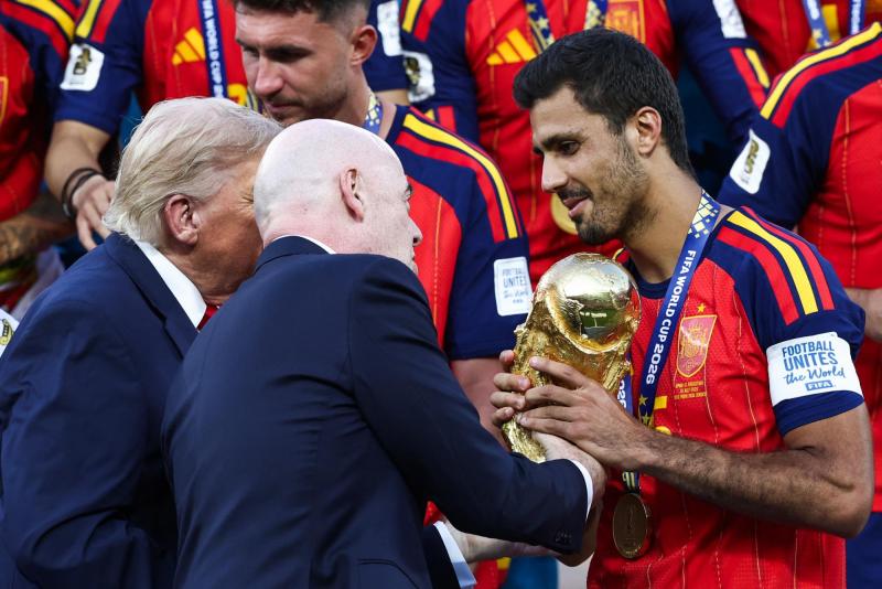 AFP News | Entrega del Balón de Oro a Rodri Hernández