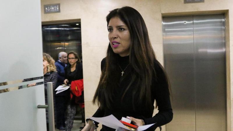 Así fue la llegada de la exalcaldesa Karen Rojo a Chile - Agencia Uno