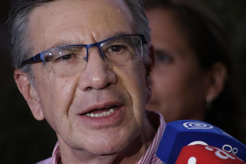 Agencia Uno- El emprendimiento de Lavín permite conversar con cinco santos