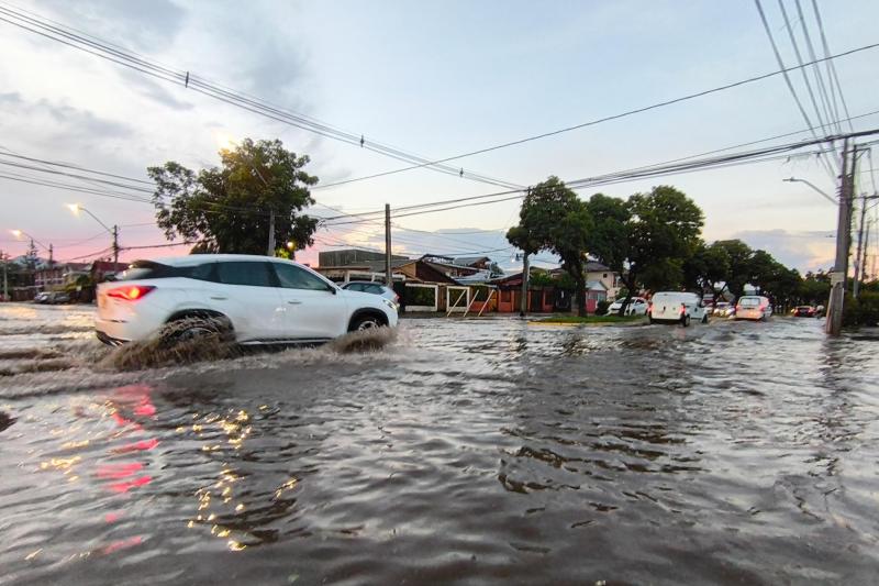 Agencia Uno - Gobierno confirma suspensión de clases. Imagen de lluvia en Santiago.