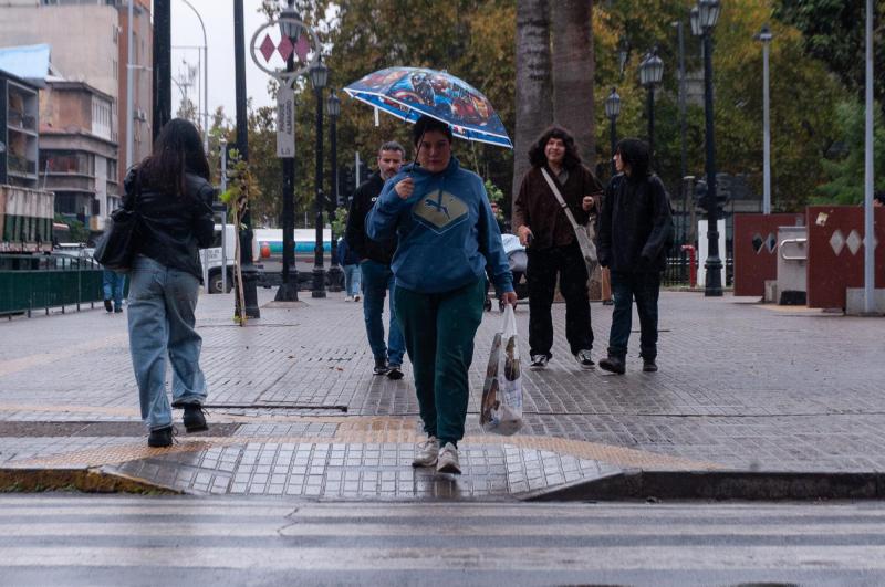Agencia Uno - Lluvias en la RM: activan alerta preventiva en 10 comunas por riesgo de aluviones y derrumbes