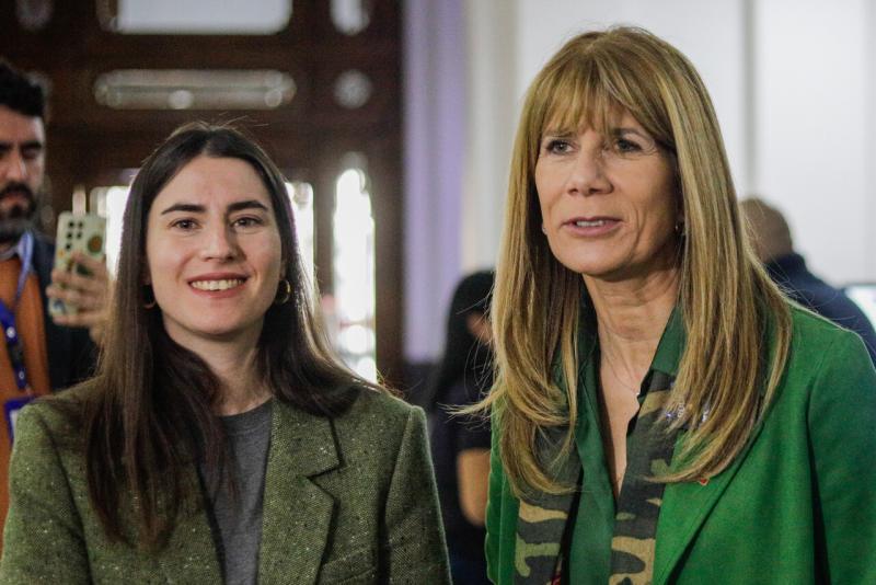 Agencia Uno - Elisa Cabezón, subsecretaria del Previsión Social, a la izquierda de la imagen