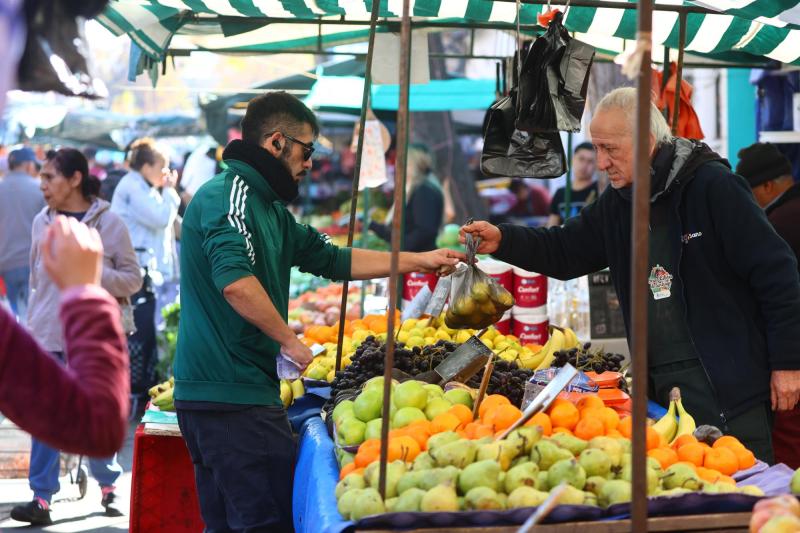 Ferias libres alertan riesgo para el abastecimiento por sistema frontal - Aton