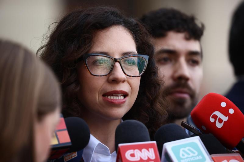 Aton- Yeomans expuso que seremis del Ministerio de las Culturas vieron aumentados sus sueldos hasta en un 64%