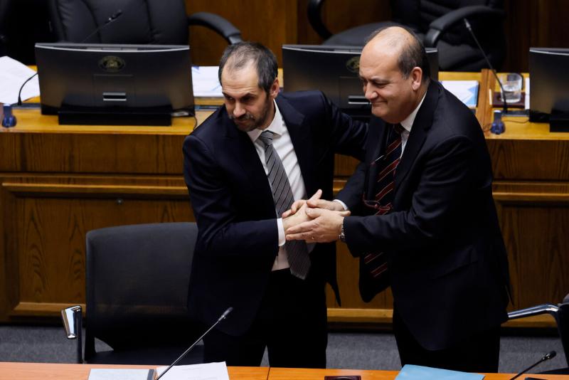 Aton - Nicolás Grau y su abogado defensor, Patricio Zapata, tras el rechazo de la acusación constitucional