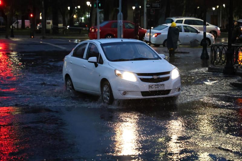 Aton - La lluvia continuará este viernes en Santiago: ¿Cómo está funcionando el Metro?