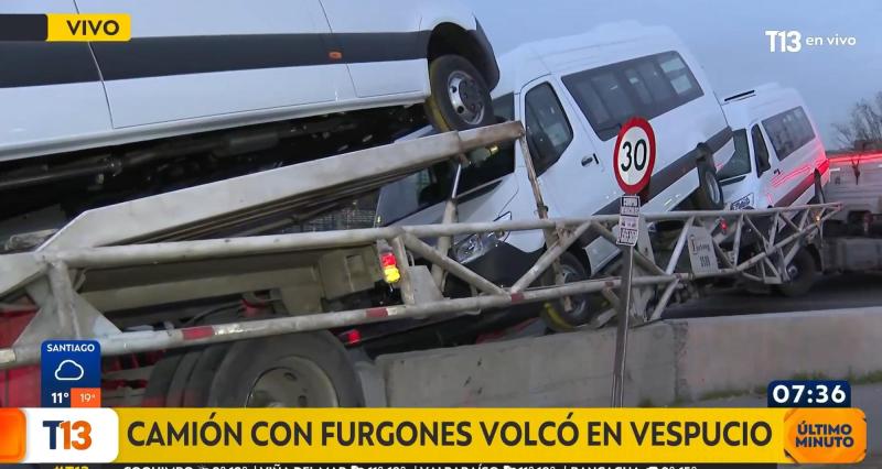 T13 - Camión volcó en Américo Vespucio